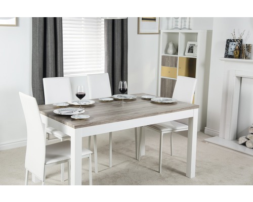 Esstisch mit Stühlen in einem hellen Esszimmer