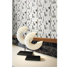 Dekoratives Interieur mit Mosaikfliesen und Muschelskulpturen