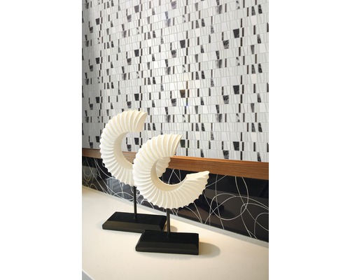 Dekoratives Interieur mit Mosaikfliesen und Muschelskulpturen