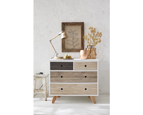 Kommode mit Holzschubladen und Lampe auf der Oberseite