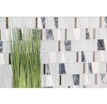 Mosaikfliesenwand mit Dekoration