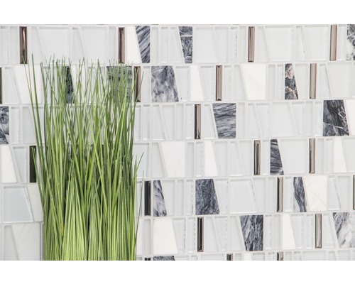 Mosaikfliesenwand mit Dekoration