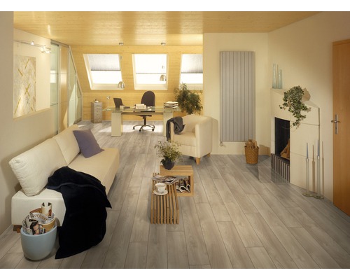 Helles Wohnzimmer mit Laminatboden, Sofa, Sessel und Schreibtisch