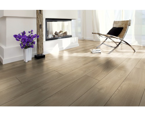 Heller Raum mit Laminatboden, Kamin und Sessel