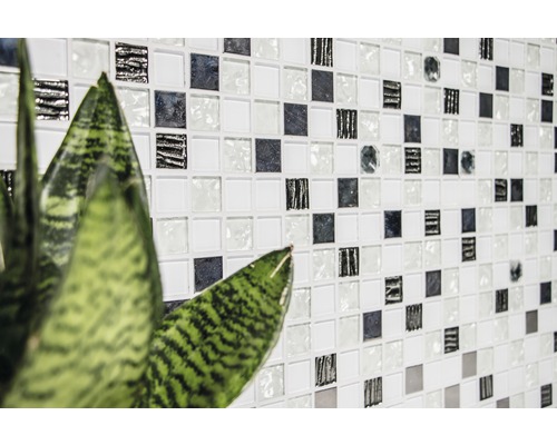 Wandfliese mit Mosaikmuster und Zimmerpflanze