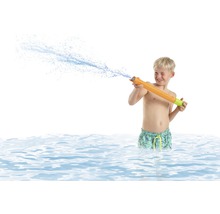 Junge mit Wasserspritzpistole im Wasser