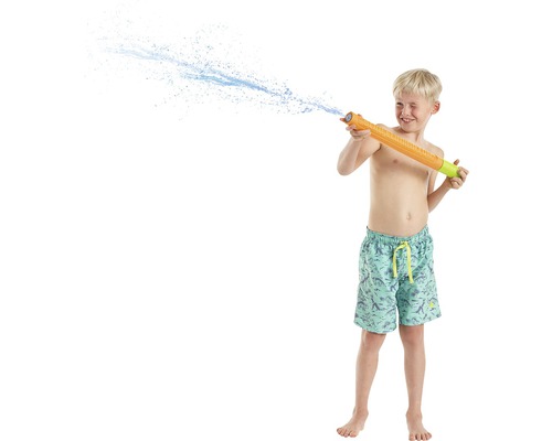 Junge spritzt mit einer Wasserspritze im Freien
