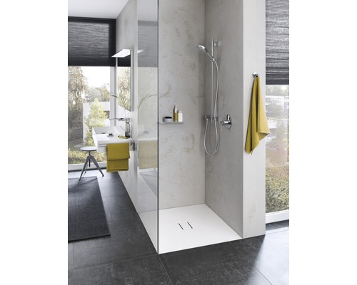 Modernes Badezimmer mit ebenerdiger Dusche, Waschtisch und Fenster