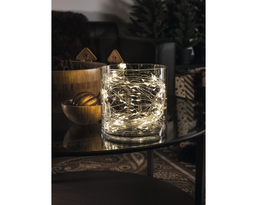 Dekorative Lichterkette in einem Glasgefäß auf einem Tisch