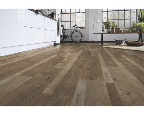 Heller Raum mit Laminatboden in Holzoptik, Küchenzeile, Fahrrad und Dekoration