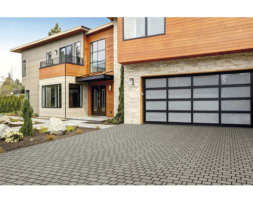 Modernes Haus mit Pflastersteinen und Garage