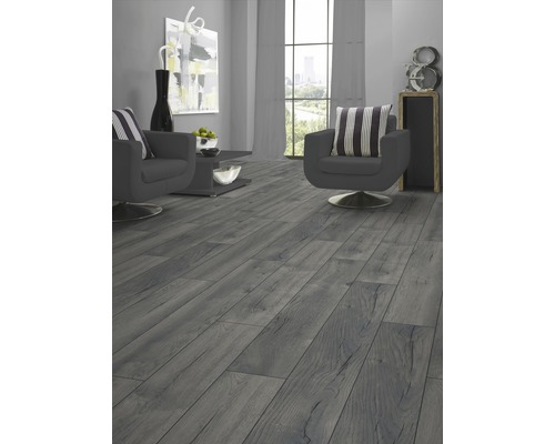 Wohnzimmer mit Laminatboden in Holzoptik, Sesseln und Dekoration