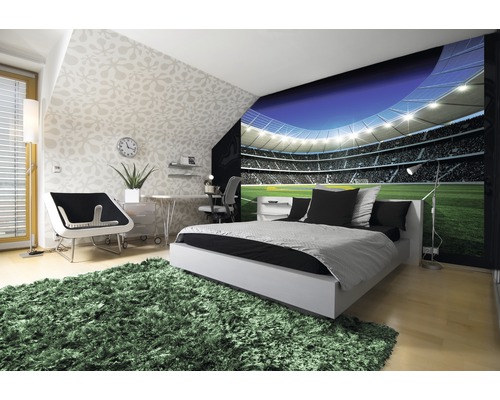 Schlafzimmer mit Fototapete eines Fußballstadions, Bett, Schreibtisch und Teppich