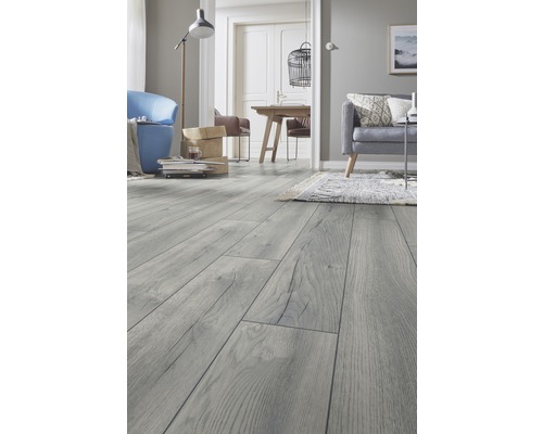 Wohnzimmer mit Laminatboden in Holzoptik.