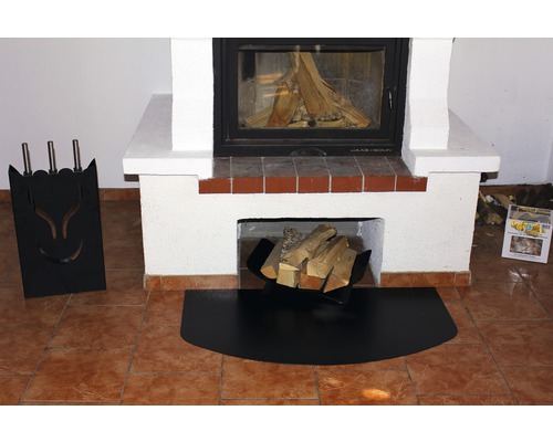 Kamin mit Kaminbesteck, Brennholzkorb und Funkenschutzplatte