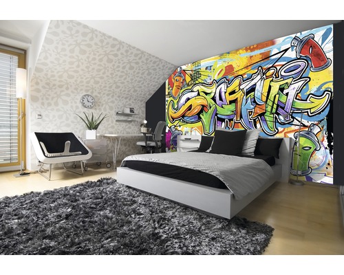 Modernes Schlafzimmer mit Graffiti-Fototapete, Bett und Teppich