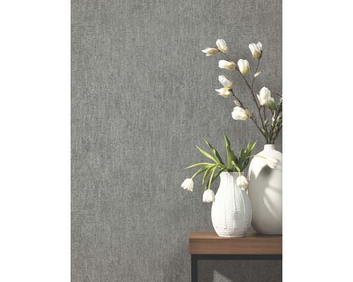 Dekorative graue Tapete mit zwei Vasen und Blumenarrangement auf einem Regal