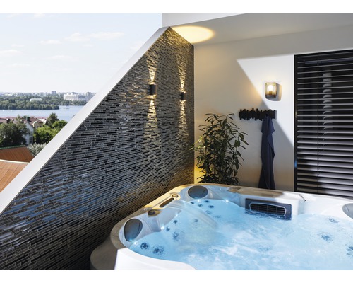 Balkon mit Whirlpool, Wandleuchten und Steinwandgestaltung