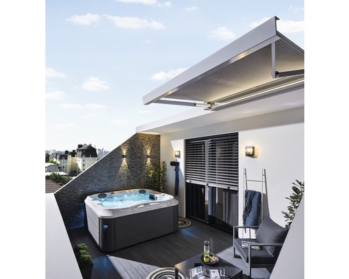 Whirlpool auf einer Dachterrasse mit Sitzbereich und Markise