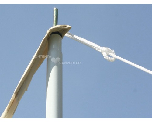 Detailansicht eines Zeltgestänges mit Spannseil