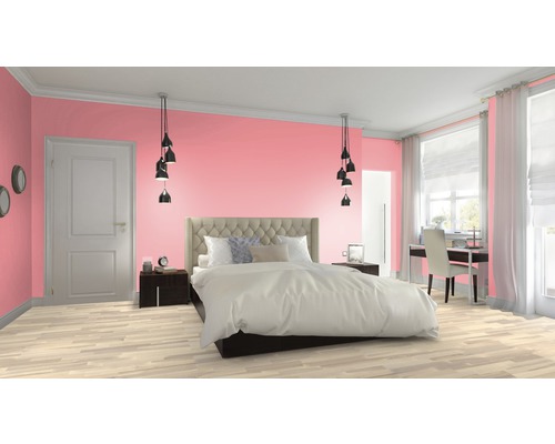 Helles Schlafzimmer mit Doppelbett, Nachttischen und Schreibtisch vor einem Fenster