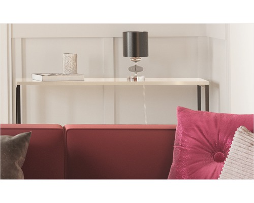 Dekoratives Wohnzimmer mit Konsole, Lampe, Buch und Sofa