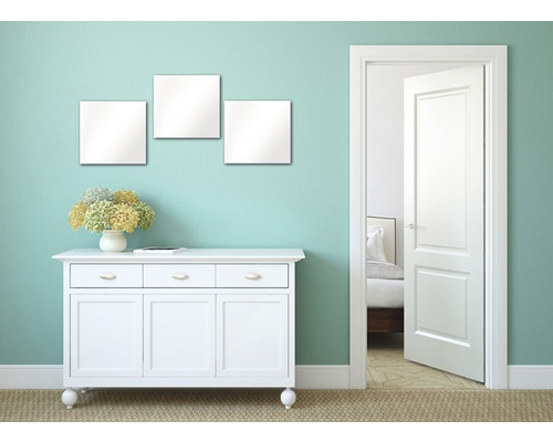 Helles Zimmer mit Kommode, Spiegeln und offener Tür