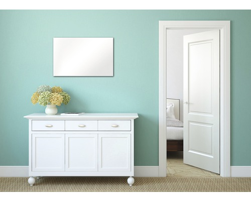 Heller Raum mit Sideboard, Spiegel und offener Tür zum Schlafzimmer