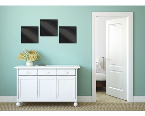 Wohnraum mit Kommode, Dekoration und Wandbildern neben einer offenen Tür