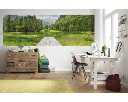 Raumgestaltung mit Fototapete mit Waldsee-Motiv, Kommode und Schreibtisch