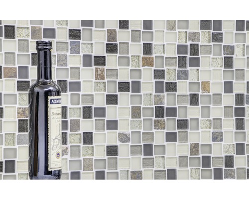 Mosaikfliesenwand mit einer Flasche Balsamico Essig