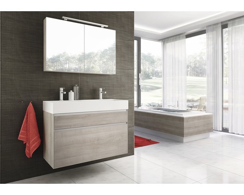 Modernes Badezimmer mit Waschtisch, Spiegelschrank und Badewanne in einem hellen und geräumigen Design