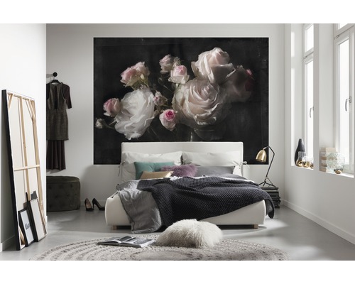 Helles Schlafzimmer mit Bett und Fototapete mit Rosenmotiv