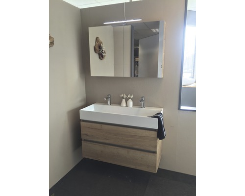 Waschtischkombination mit Spiegel und Beleuchtung im Badezimmer