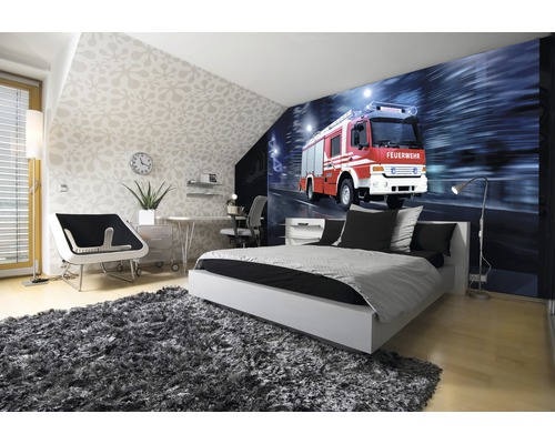 Helles Schlafzimmer mit Fototapete eines Feuerwehrautos, Bett, Schreibtisch und Teppich