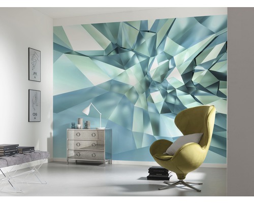 Wohnraum mit Fototapete mit geometrischem Muster, Sessel und Kommode
