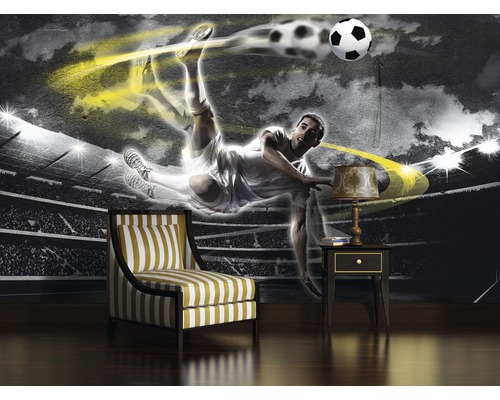 Wandbild mit Fußballmotiv, Sessel und Nachttisch in einem Raum.