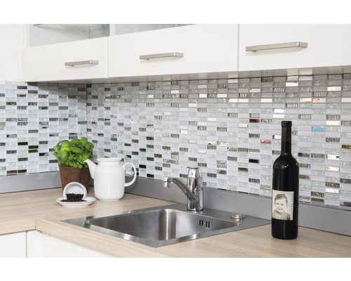 Küchenspüle mit Armatur, Mosaikfliesen, Küchenutensilien und Weinflasche