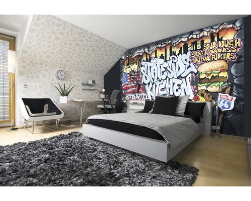 Modernes Schlafzimmer mit Graffiti-Wandbild, Bett, Teppich und Schreibtisch