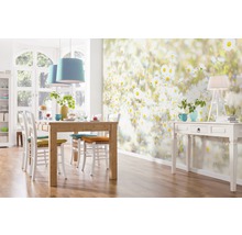 Esszimmer mit Esstisch, Stühlen, floraler Fototapete und Dekorationen