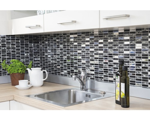 Küchenszene mit Spüle und Mosaikfliesen