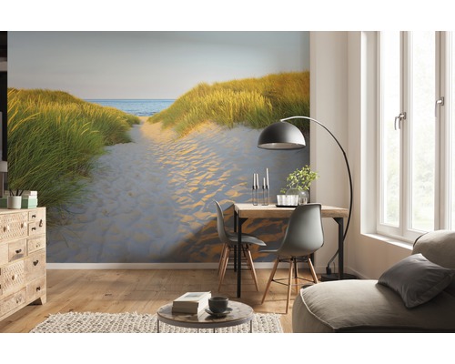 Wohnzimmer mit Fototapete eines Sandweges zum Meer
