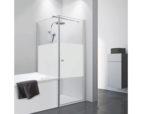 Badezimmer mit Badewanne, Duschabtrennung und Waschtisch