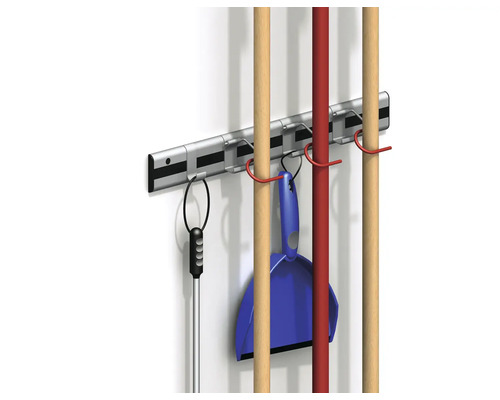 Wandhalterung mit Besen, Schaufel und Stielen zur Aufbewahrung