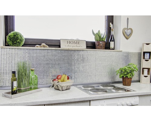 Küchenszene mit Mosaikfliesen als Spritzschutz und Dekorationen