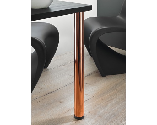 Detailaufnahme eines Tischbeins aus Metall unter einem Tisch