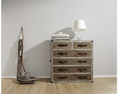 Kommode mit sechs Schubladen, Lampe und Dekoration im Raum