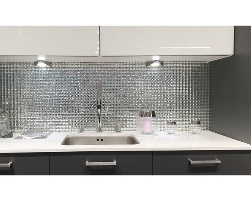 Küchenspüle mit Armatur und Mosaikfliesen-Wand