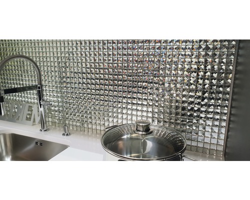 Küchenspüle mit Armatur und Mosaikfliesenwand