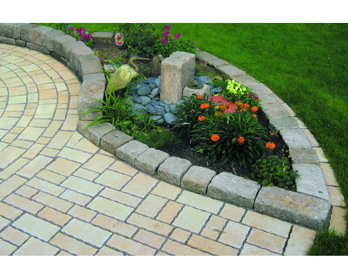 Garten mit Steinweg und Blumenbeet mit Steinbegrenzung